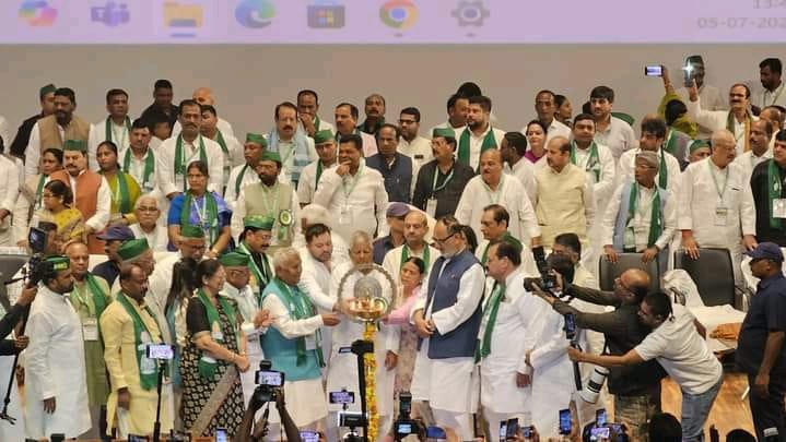 राष्ट्रीय जनता दल के 29वां स्थापना दिवस पर आयोजित राष्ट्रीय परिषद की बैठक एवं खुले अधिवेशन में विश्रामपुर विधायक हुए शामिल