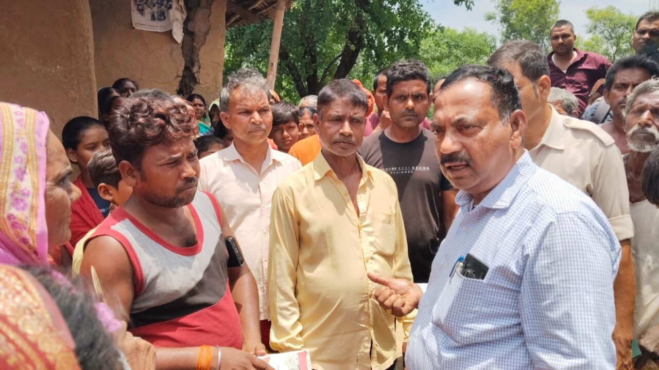 कांडी डीलर ने तिन माह का राशन किया हजम, विरोध के बाद बीडीओ सह एमओ ने दुकान का किया जांच