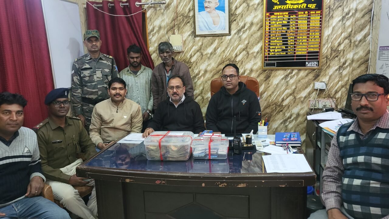 गढ़वा पुलिस ने ब्राउन शुगर के अवैध कारोबार का किया पर्दाफाश,ब्राउन शुगर के साथ दो लाख से अधिक रुपए जप्त