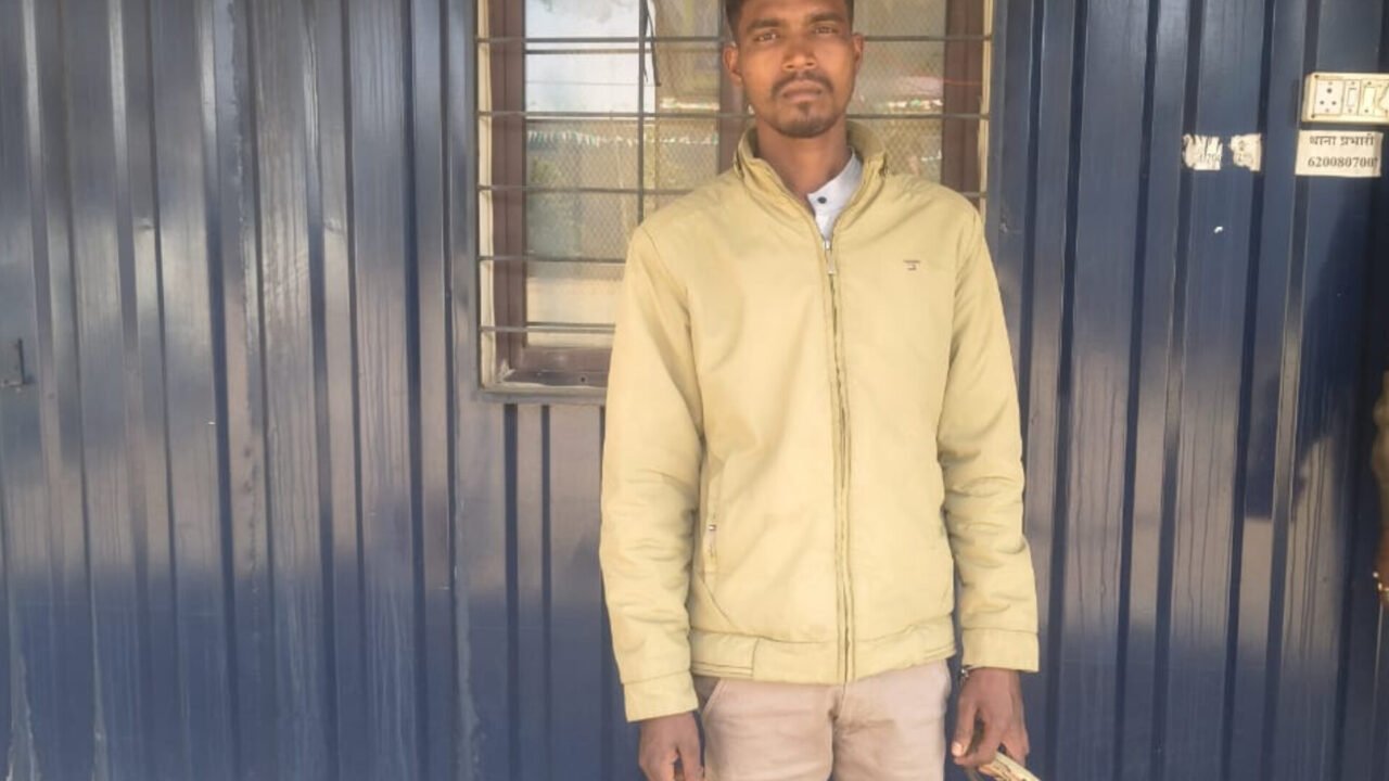 आर्म्स एक्ट के फरार आरोपी को गिरफ्तार कर भेजा गया जेल