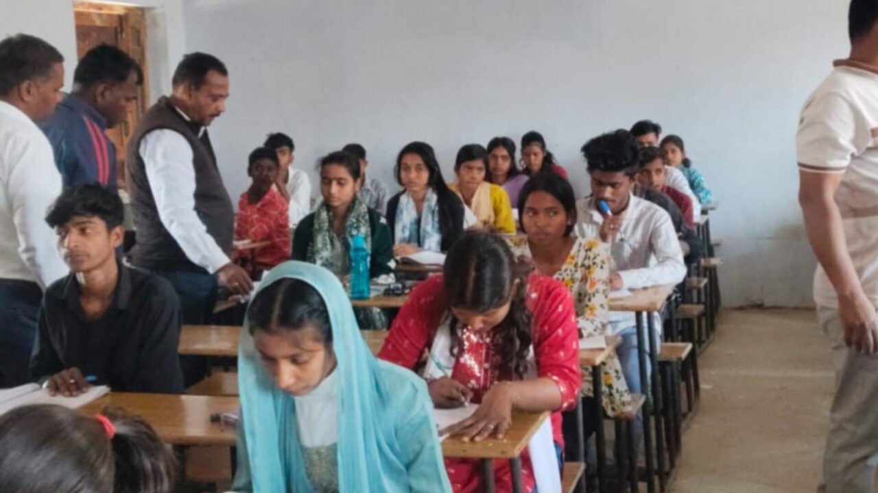 बीडीओ ने मैट्रिक परीक्षा का किया निरीक्षण
