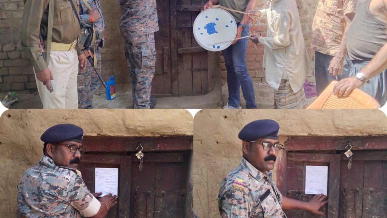 फरार अभियुक्त के घर पर पुलिस ने इस्तिहार चस्पा किया