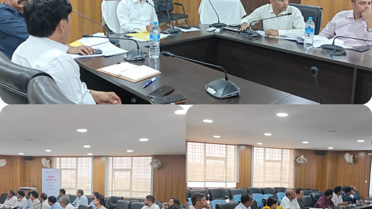 समाहरणालय सभागार में राजस्व एवं पीएम किसान योजनाओं की जिला स्तरीय समीक्षा बैठक आयोजित, लंबित मामलों के शीघ्र निष्पादन पर जोर